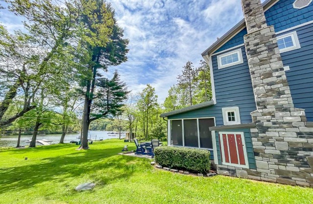 Adorable Lakefront Cottage with Hot Tub and Dock Pet friendly