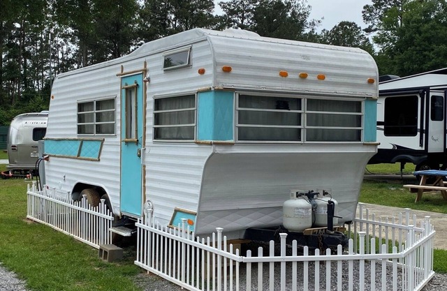 Adorable (RENOVATED) Vintage Camper, good for stays of a few nights to a week for 2-3 people - possibly for a family of 4 with 2 SMALL children. Staying here entitles you to use of all the park's amenities.