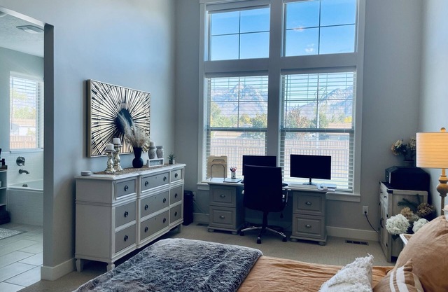 Adorable townhouse in Sandy! Close to shopping, skiing and fine dining!