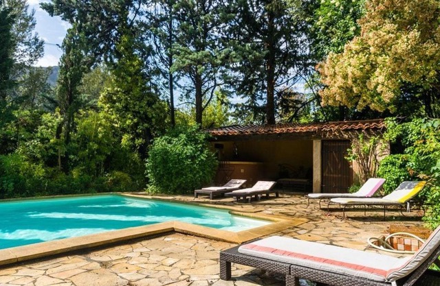 Adorable villa avec piscine nichée dans la pinède