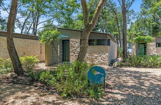 Adults-only escape on CCL with hot tub, hammocks, and peaceful lake views!