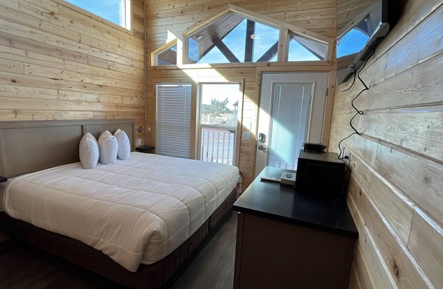 Adventure Stay! 20 Min to South Rim|King+Loft, No Kitchen