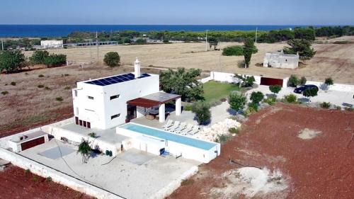 Aeneas Villa Pool & Jacuzzi al mare Torre Guaceto