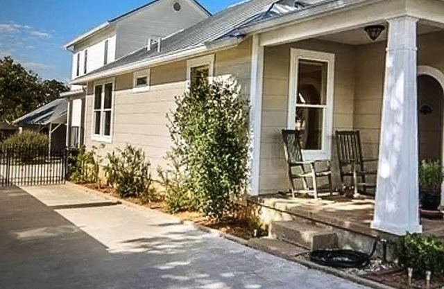 Aermotor Loft -100yds to Main Street! Sleeps 4, HOT TUB