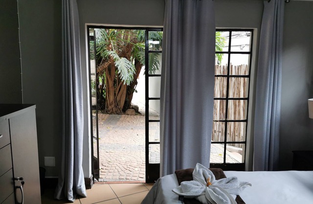 Aerotropolis Guest Lodge