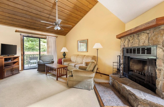 Affordability Meets Comfort! Pool, Free Parking, Minutes to Sapphire Lake