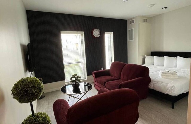 Affordable Classy Studio in Downtown Des Moines!