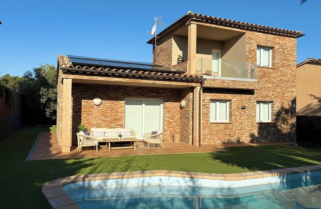 Agradable Casa en Pals con Piscina