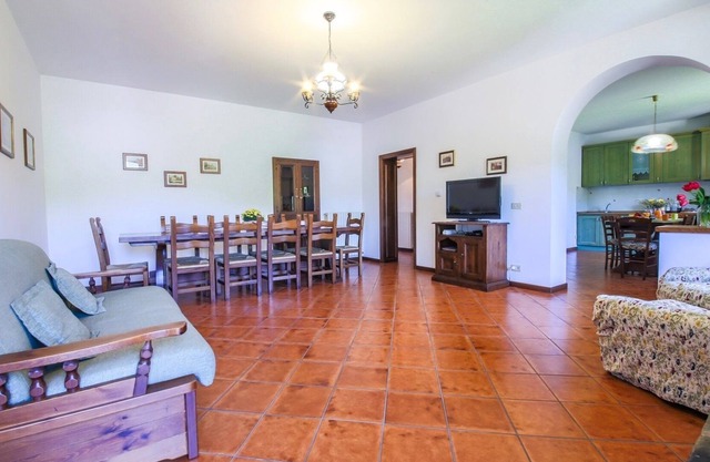 Agriturismo Lisciano Niccone, with pool and spa, Apartment Balco