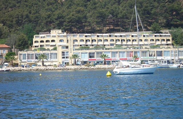 air-conditioned apartment with terrace port of saint Mandrier