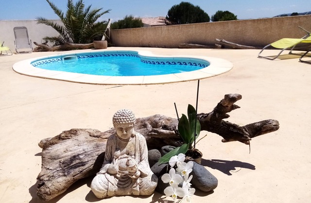 air-conditioned villa heated fenced swimming pool private fenced parking quiet location