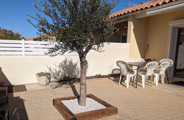 Air-conditioned T2 mezzanine villa for 6 with WiFi, parking & close to beach