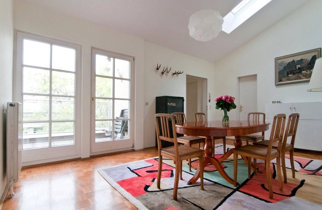 Air-conditioned 3-room flat with terrace