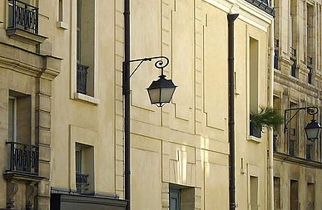 Air-Conditioned Duplex Place des Vosges: Comfort Meets Classic Paris