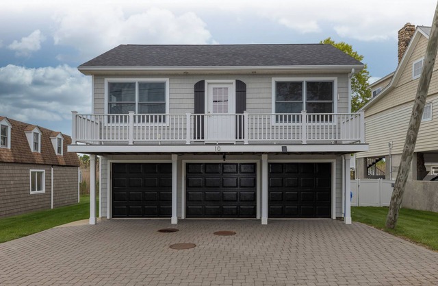 AIR-CONDITIONED Gorgeous Newly Renovated Home with an Oceanview and Beach Access