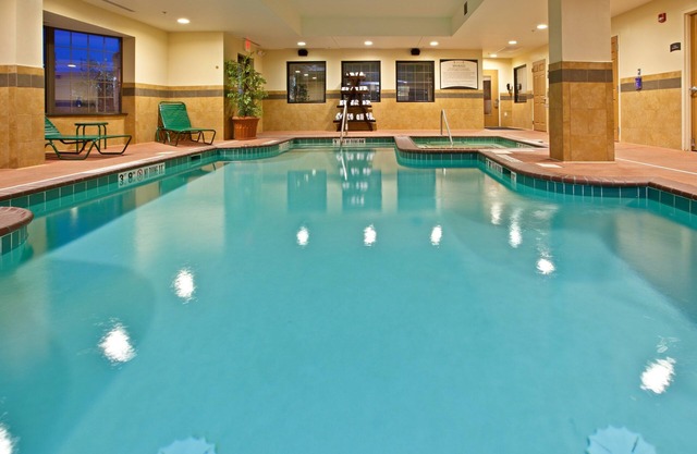 Air-Conditioned Suite | 15 mins from Indianapolis International Airport | Pool + 24h Gym