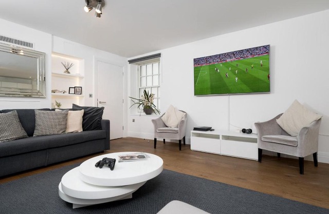 Aircon 2 Bedr, 3 Beds, 2 Bath Covent Garden, Subway