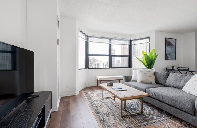 Airy Gold Coast 2BR w/Gym, Pool, near. Oak St. Beach, by Blueground