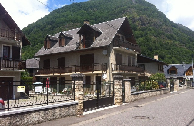 airy light 2 bed with parking . ideal town base for walk/cycle/ski etc