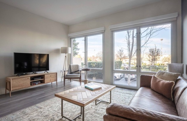 Airy Mountain View 2BR w/Fitness Center, W/D, nr. hwy by Blueground