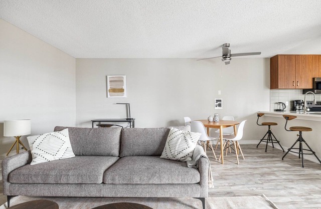 Airy Redondo Beach 1BR w/Pool, Gym, 1 block from beach, by Blueground