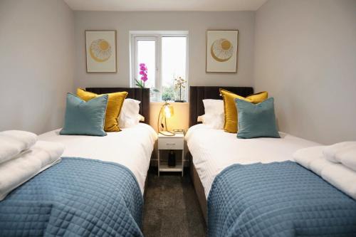 Aisiki Apartments at Stanhope Road, North Finchley, Air-conditioned 3-Bedroom & 2-Bathroom, Pet Friendly Duplex Flat, King or Twin Beds, with Free Wi-Fi