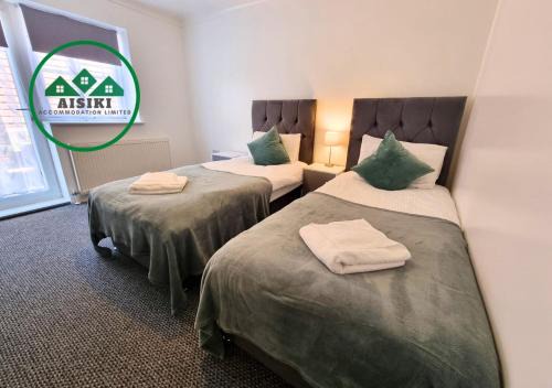 Aisiki Stays Apartments at Harwoods Road, Multiple 2-Bedroom, Pet-Friendly Flat, King or Twin or Double Beds, with Free Wi-Fi & Parking Space