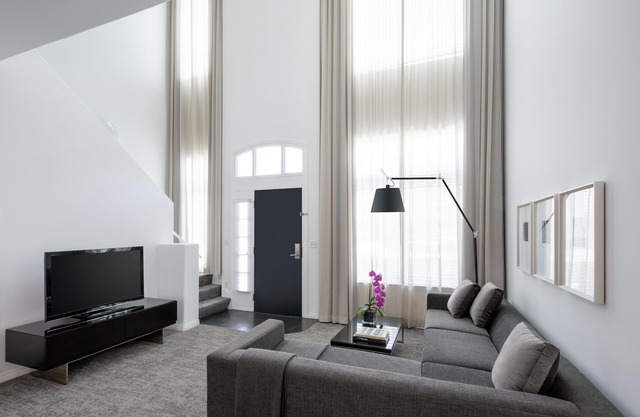 AKA Residences Premium Duplex Townhouse w/Private Entrance & Full Kitchen