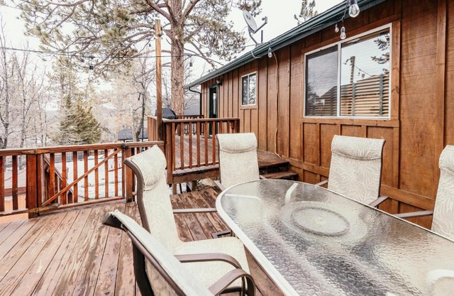 Alameda Landing- Pool Table- Hot Tub- Relaxing Log Cabin