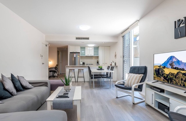 Albion Stay – Spacious Patio, Pool & Near Transport