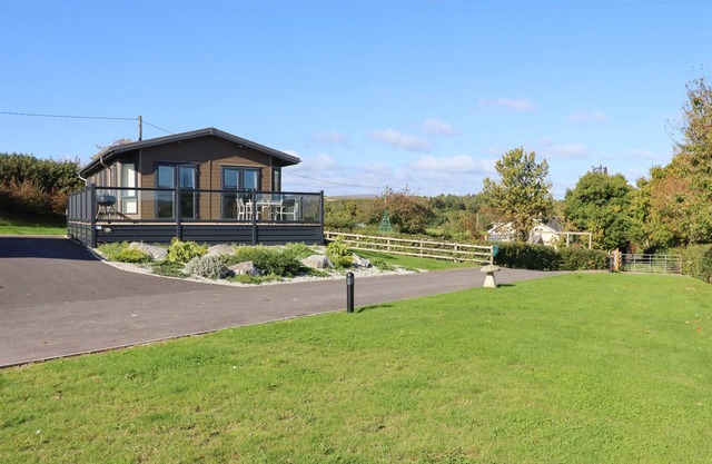 ALDER LODGE, pet friendly, with pool in Newton Abbot