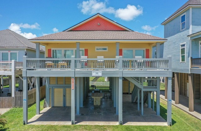 ALL DECKED OUT - 2 Bedroom, 2 Bath, Sleeps 6 - Beach Front!