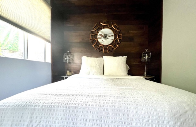 All New Interior Full Kitchen, Full Fence Yard, Pet Friendly, City Hideaway