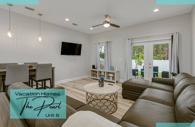 All new, lovely, spacious 3bd/2bth unit sleeps 10!