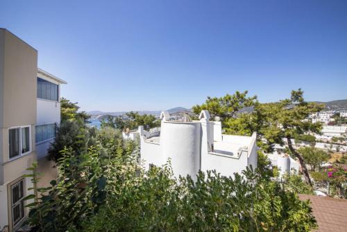 All Rooms w AC- Balcony - Backyard -5 mins Beach