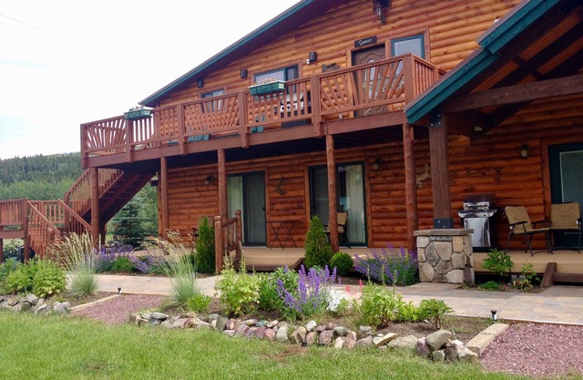 All-Season Vacation Getaway with Stunning Views!