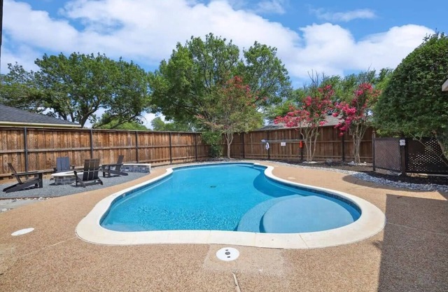 Allen Abode - 4 Bedrm. Pool, Fire Pit , Charm
