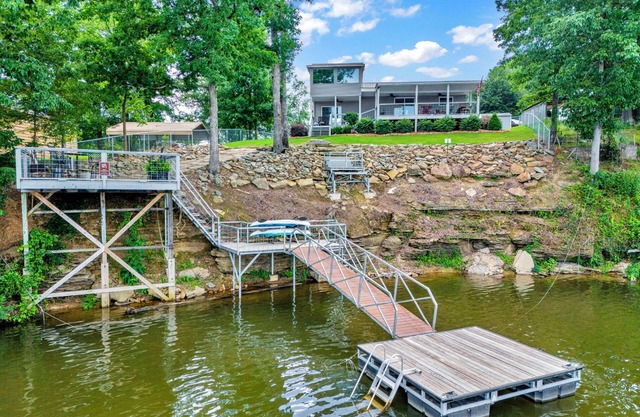 Allie's on the Rocks pet-friendly lake bungalow