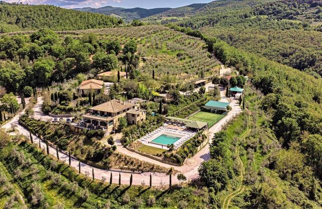 Alluring apartment in Passaggio di Bettona with pool