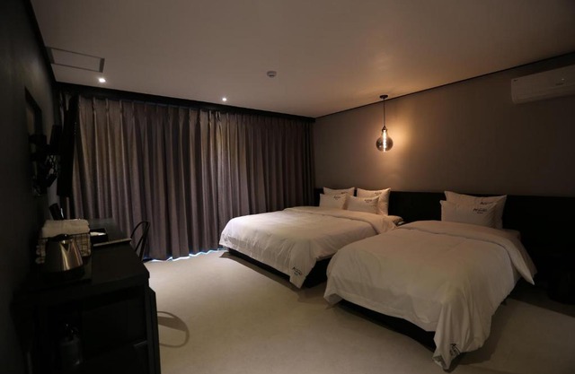 Almond Hotel Gupo Station