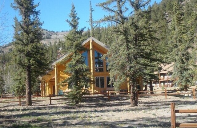 Almost Heaven - Beautiful Log Home at the Lake with Optional Additional Bunkhouse
