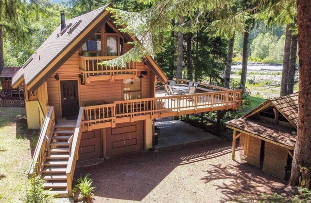 Alpen Commune - Riverfront 5-bedroom cabin in fantastic Greenwater