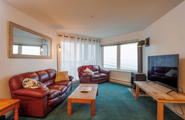 Alpine Escape: Ski-In/Ski-Out Condo with Stunning Mountain Views