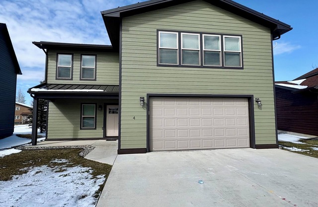 Alpine funhouse with games, puzzles and hot tub!