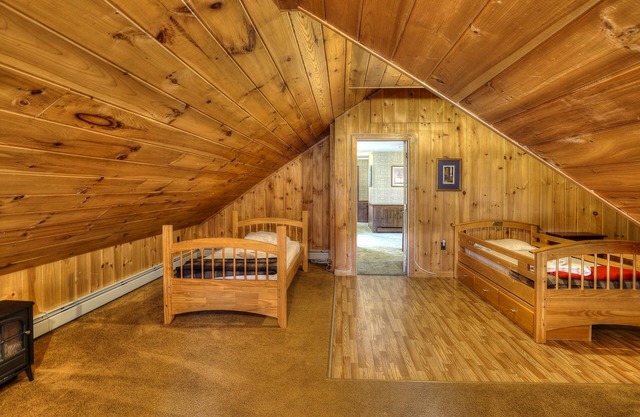 Alpine Meadows Lodge - Beautiful home on 7 acres of land just a mile from Main Street