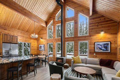 Alpine Retreat at Snoqualmie Pass- 5-Min to Slopes, Private Creek, BBQ, Fireplace, Smart TVs, Kids Games, Hi-Speed Wi-Fi