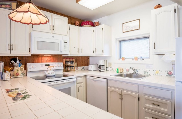 Alpine Villa Condo 21-Perfect for a Family of Four, Walk to Town & MTN Trails