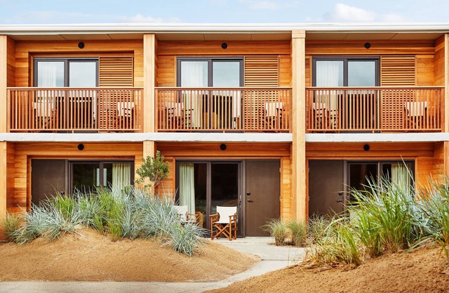 Always a Great Idea To Unwind! 2 Beachfront Units, Free Breakfast, Outdoor Pool!