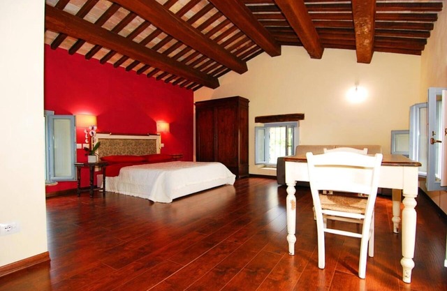 Amaranth House Rooms and Apartments