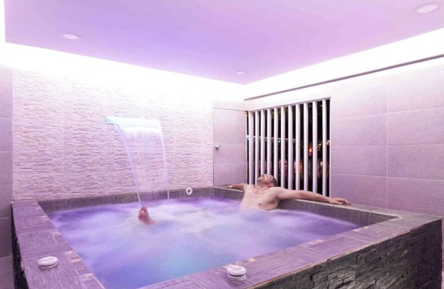 Amazing 6 bedroom with Incredible Private Jacuzzi 1 block from LLeras